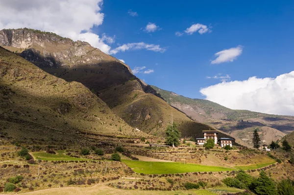 Casa butanesa al pie de la montaña — Foto de Stock