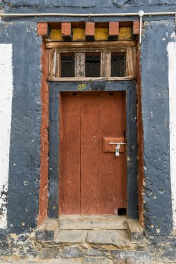 Bhutan dzong mimarisinde antik benzersiz ahşap kapı.