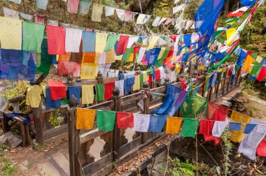 Renkli dua bayrakları ile kutsal köprü