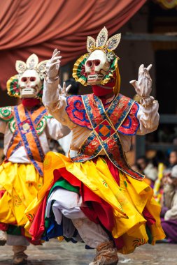 Bhutan Jakar Festivali'nde dansçılar