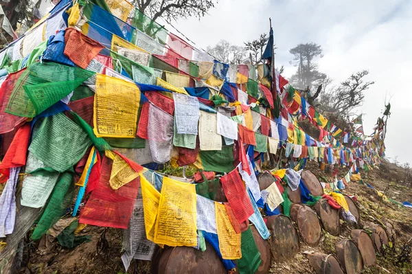 Banderas coloridas de oración en Pelela Pass, Bután — Foto de Stock