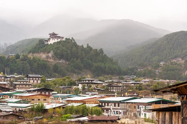 Jakar Dzong en la montaña con vistas a la ciudad —  Fotos de Stock