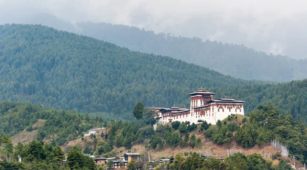 산에 Jakar Dzong — 스톡 사진