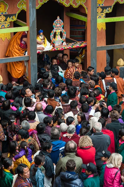 Böner erbjuds till buddhastaty — Stockfoto