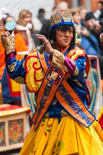 Bumthang 2011年11月06日 表演者在 Jakar 要塞的节日里穿着五颜六色的服装跳舞 同时举行礼仪的手铃 — 图库照片