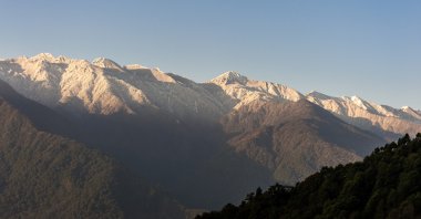 Karlı dağların güzel gündoğumu