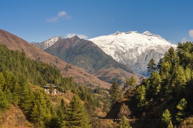 Yalnız ev karlı dağ