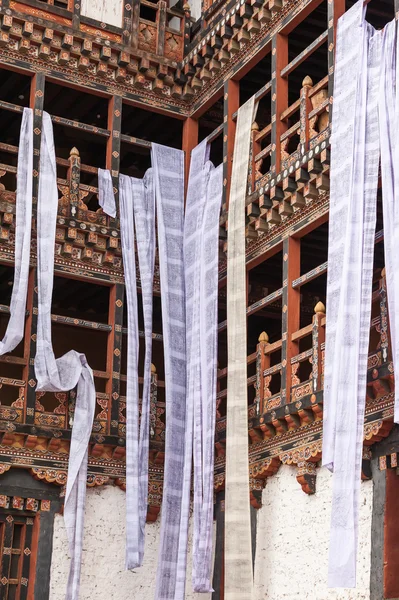 Banderas blancas de oración en Trongsa Dzong, Bután —  Fotos de Stock