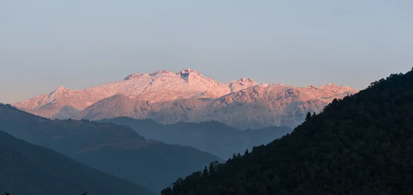 Beautiful sunrise of snowy mountains — Stock Photo, Image