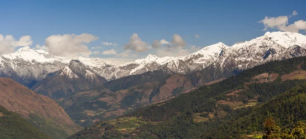 Panorama de montañas nevadas del Himalaya — Foto de Stock