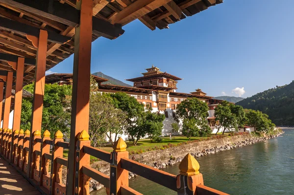 Punakha Dzong desde el puente de madera —  Fotos de Stock