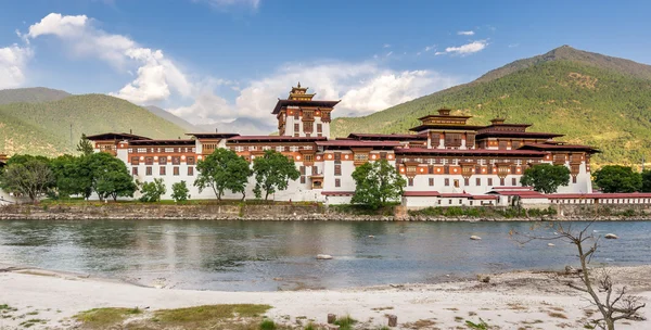 Punakha Dzong wzdłuż rzeki — Zdjęcie stockowe