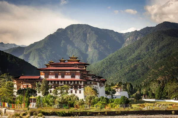 Punakha Dzong contro le montagne Fotografia Stock