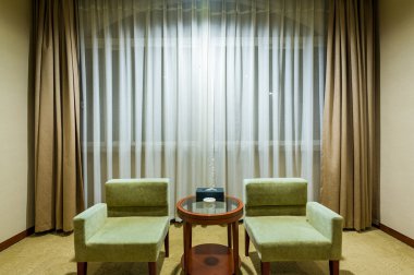 Oda kanepe sandalye ve perdeler