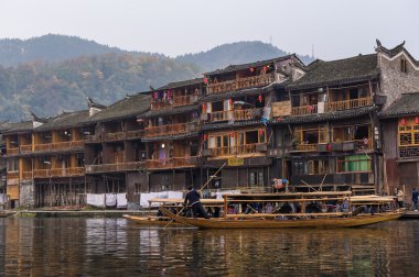 Çin antik mimariye sahip ahşap kürekli tekneler