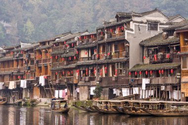 Çin antik mimariye sahip ahşap kürekli tekneler