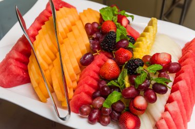 Taze meyve tatlı beyaz tabakta kesmek.