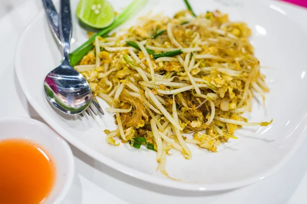 Deliziose tagliatelle in stile tailandese — Foto Stock