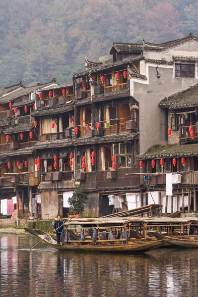 Çin antik mimariye sahip ahşap kürekli tekneler