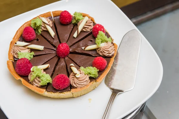 Deliziosa torta di cioccolato torta di frutta su piatto bianco . — Foto Stock