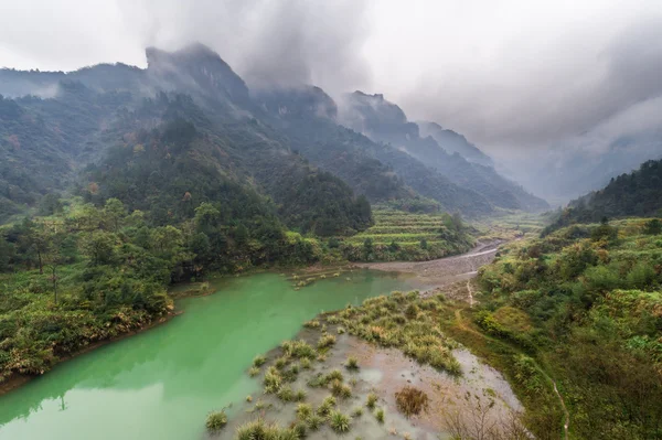 Красива туманна гірська долина — стокове фото