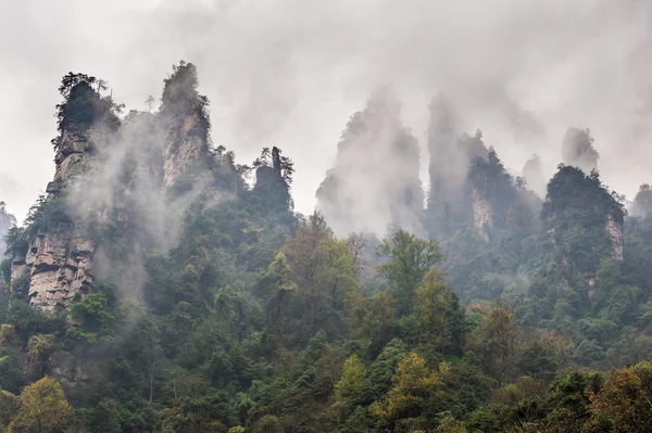 Misty viwe οροσειρά σε Hunan, Κίνα — Φωτογραφία Αρχείου