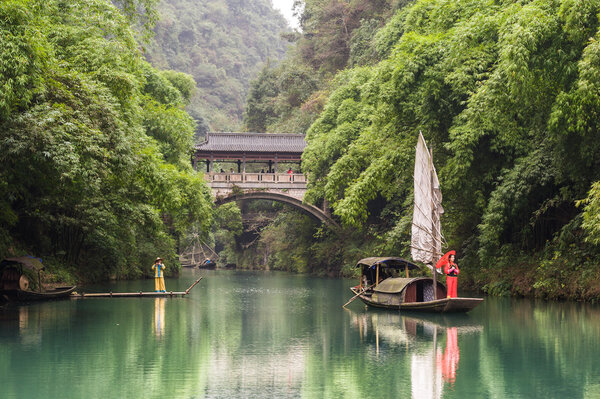 Chinese lady and musician at Three Gorges, China