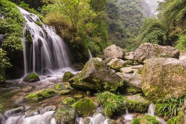 Bella cascata al mattino presto — Foto Stock