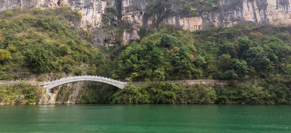 Puente oriental histórico a través del río en China —  Fotos de Stock