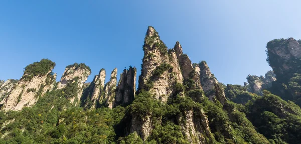 中国湖南蓝天独特的山脉 — 图库照片
