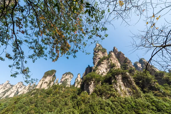 Einzigartige Gebirgskette mit blauem Himmel in Hunan, China — Stockfoto