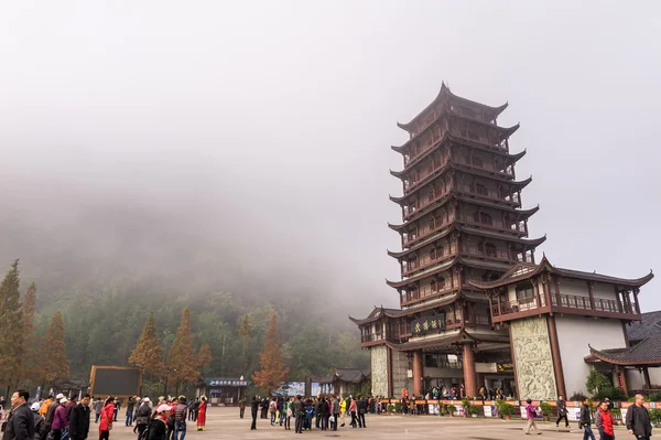 Turisti all'ingresso del Wu Lin Yuan National Park in Cina — Foto Stock