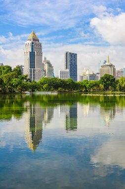 Bangkok, Tayland - 18 Ekim 2017: Lumpini Park 'taki modern şehir manzarasının sabah erken yansıması.