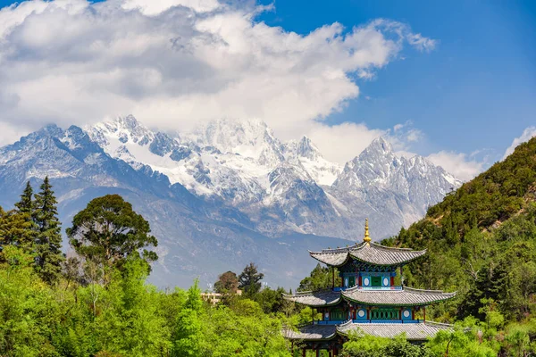 Yulong Montagne Neige Black Dragon Heilong Piscine Avec Ciel Bleu Photo De Stock