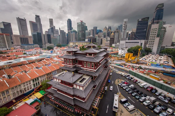 Temple avec vue sur la ville au coucher du soleil - Singapour — Photo