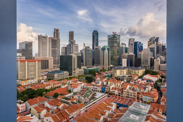 Kontrast til gammel og ny arkitektur - Singapore - Stock-foto