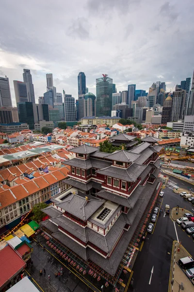 Temple avec vue sur la ville au coucher du soleil - Singapour — Photo