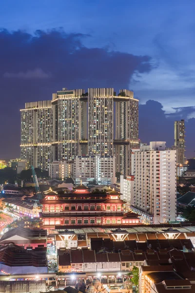 Buddhist temple with skyscraper — Stock Photo, Image