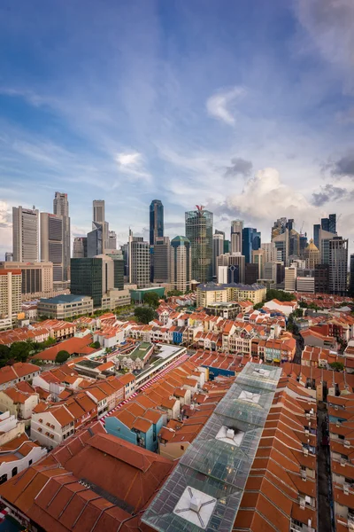 Kontrast til gammel og ny arkitektur - Singapore - Stock-foto