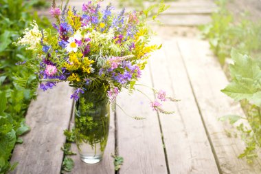 Bir buket kır çiçeği.