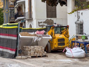 Sitges, İspanya - 10.02.2025: onarım işi, inşaat malzemeleri, eskrim, güvenlik bölgesi