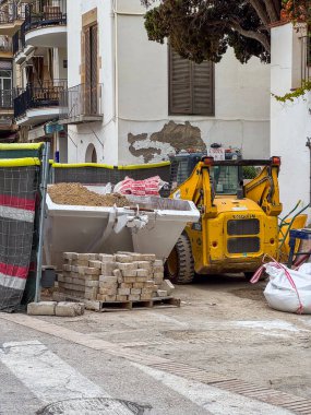 Sitges, İspanya - 10.02.2025: onarım işi, inşaat malzemeleri, eskrim, güvenlik bölgesi