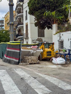 Sitges, İspanya - 10.02.2025: onarım işi, inşaat malzemeleri, eskrim, güvenlik bölgesi