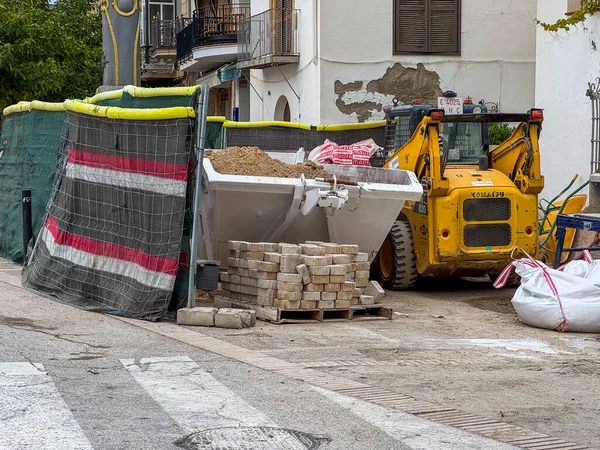 Sitges, İspanya - 10.02.2025: onarım işi, inşaat malzemeleri, eskrim, güvenlik bölgesi