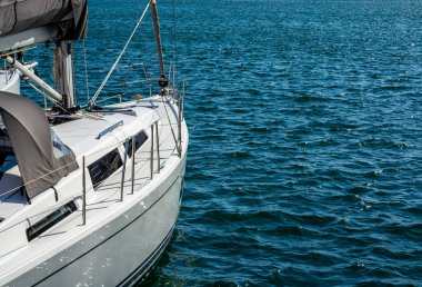 Barcelona, İspanya - 11 Ekim 2025: Rıhtımlı yatlarla birlikte Port Vell Marina 'nın bir resmi. Nautico Salonu