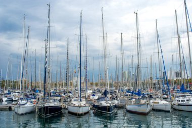 Barcelona, İspanya - 11 Ekim 2025: Rıhtımlı yatlarla birlikte Port Vell Marina 'nın bir resmi. Nautico Salonu