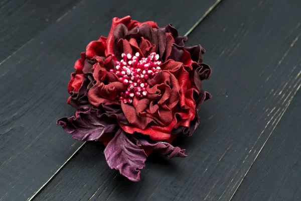 Konstgjorda blommor i färgade skinn — Stockfoto