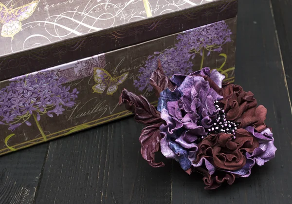 Flores artificiales hechas de cuero de color —  Fotos de Stock
