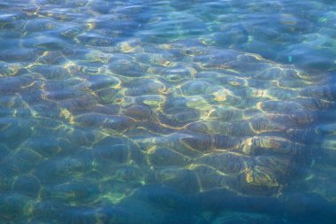 Güzel mavi deniz arka planı. Gök mavisi suyu. Suda küçük bir dalgalanma.