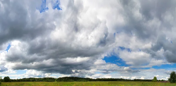 Blick Auf Den Blauen Himmel Mit Weißen Wolken Eine Grüne — Stockfoto